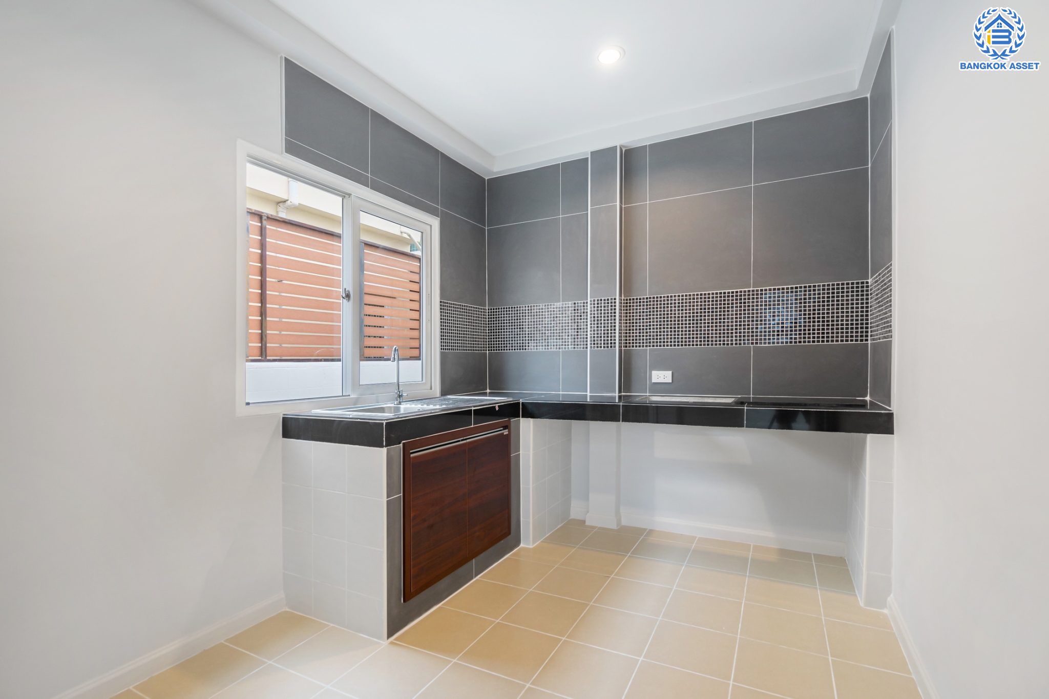 บ้านแฝดมือสองนนทบุรี ตรงข้ามสนามบินดอนเมือง ม.ศุภาลัยวิลล์ หลักสี่-ดอนเมือง หลังมุม เนื้อที่ 35.3 ตร.ว. ฟังก์ชัน 3 ห้องนอน 2 ห้องน้ำ 2 ที่จอดรถ บ้านสวยพร้อมเข้าอยู่ บนทำเลดีที่สุด! เชื่อมต่อหลายเส้นทาง ได้แก่ ถนนกำแพงเพชร6, ถนนวิภาวดีรังสิต, ถนนแจ้งวัฒนะ, ถนนสรงประภา ใกล้ทางด่วน อุตราภิมุข และรถไฟฟ้าสายสีแดง "สถานีสนามบินดอนเมือง"